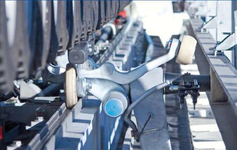 Üléstartó konzol, mielőtt elhagyja a fogadóállomást. Jól látszik a felső továbbító gumikerék sor és az ülésfűtés érintkezői amelyek már elhagyták a tápfeszültséget vezető sínpárt.