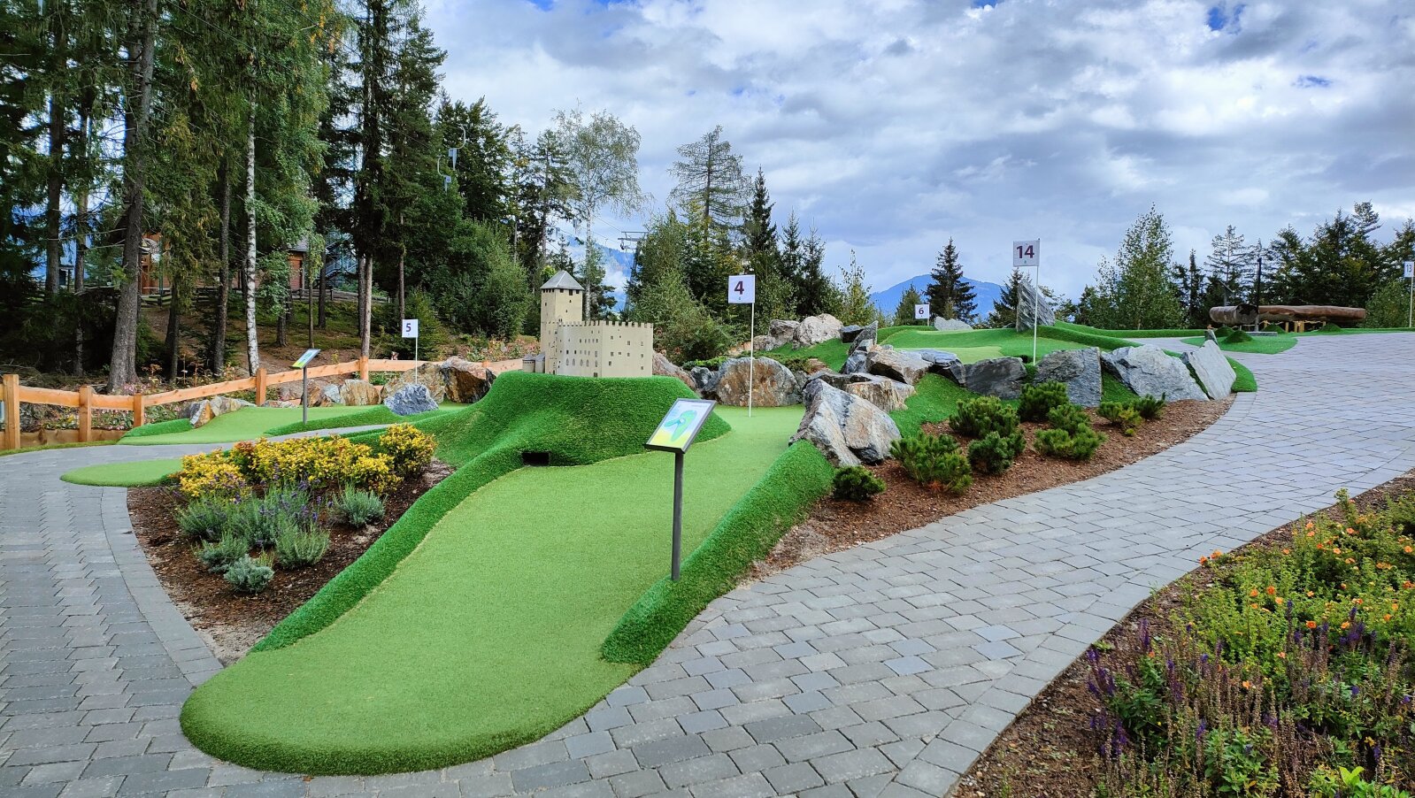 Minigolfpálya a Hochstein kabinos lift felső állomásán