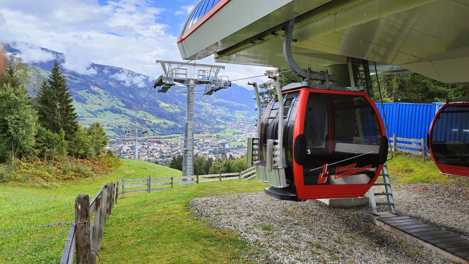 Kabinos felvonó visz fel a Hochstein-re