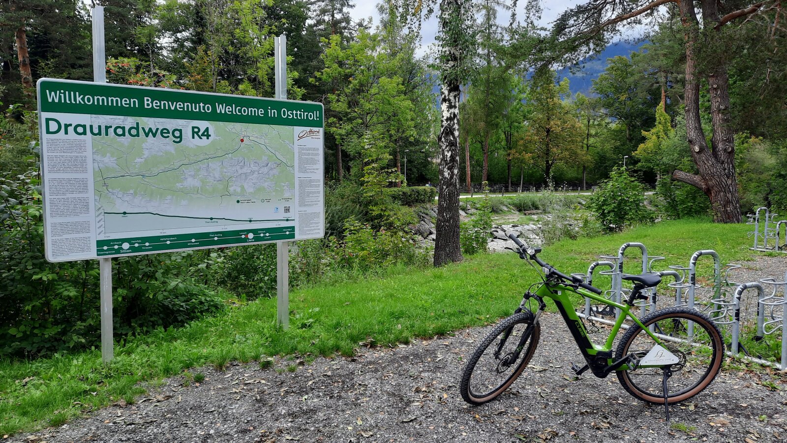 Drauradweg tábla és pihenőhely