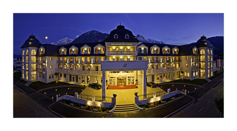 a Grandhotel Lienz esti fényben