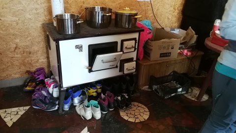 Csendélet: a sparhelton fő a gulyás és készül a forralt bor, alatta száradnak a sífutócipők.