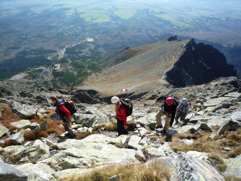 A fahatár fölött minden csupa kő. Lenn a zöldben látszik a Kőpataki-tó, alatta pedig jól kivehető a sípálya nyomvonala.