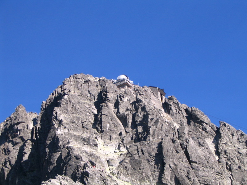 Jól látható túránk célállomása: a Lomnici-csúcsra épített obszervatórium