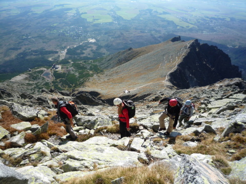 A fahatár fölött minden csupa kő. Lenn a zöldben látszik a Kőpataki-tó, alatta pedig jól kivehető a sípálya nyomvonala.