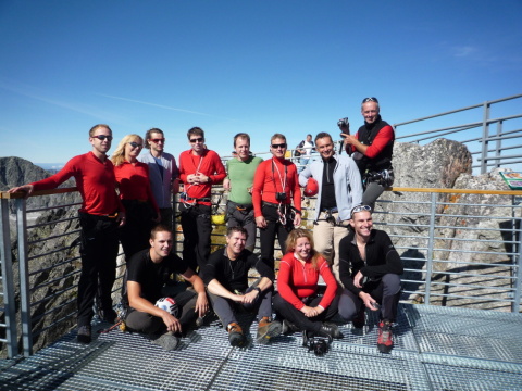 Az Icebreaker csapat mászás után a 2634 méter magas Lomnici-csúcson. Aki lanovkával jön fel, nem élheti át ezt az önfeledt örömérzést.