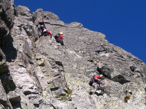 A fel- és lejutást a legmeredekebb szakaszon láncok és mászóvasak segítik.