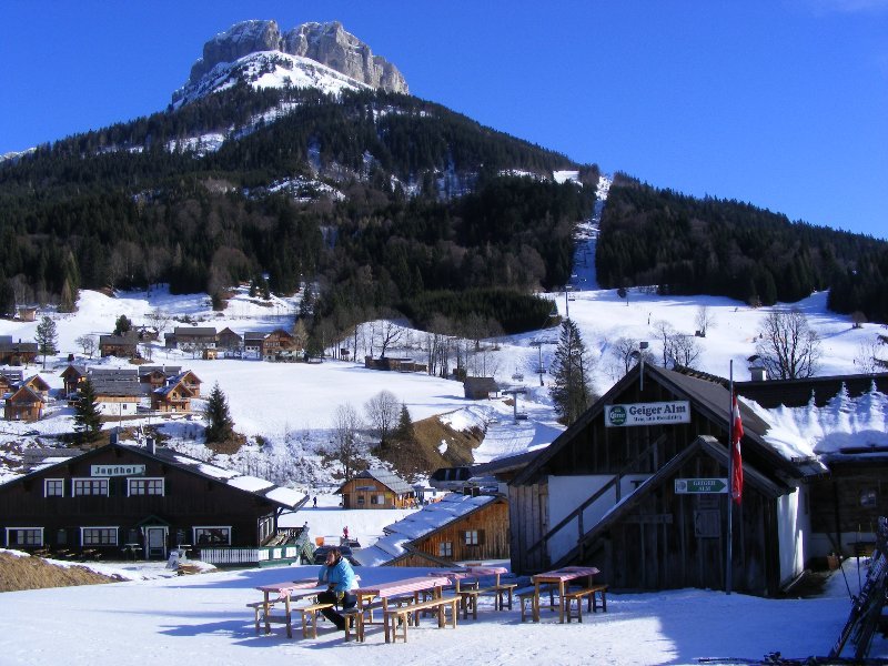 A Geiger Alm: egy igazán patinásan berendezett osztrák alpesi hütte - háttérben a Loser jellegzetes formájú sziklacsúcsa, ami a síterep logójában is visszaköszön - Kattints a képre a nagyításhoz