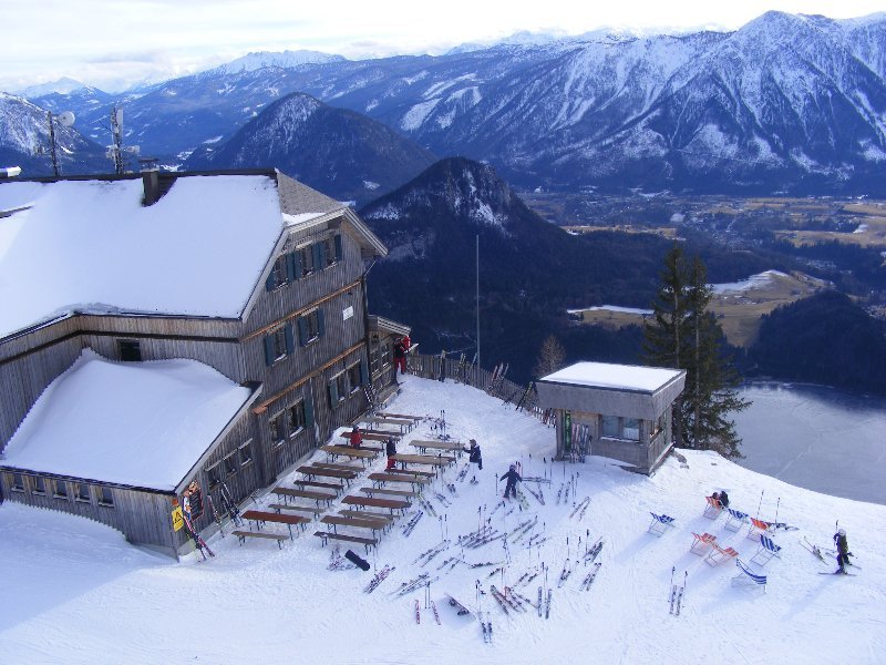 Kilátás az ülőliftből: a Loser Hüttére, alatta az Altaussee - Kattints a képre a nagyításhoz