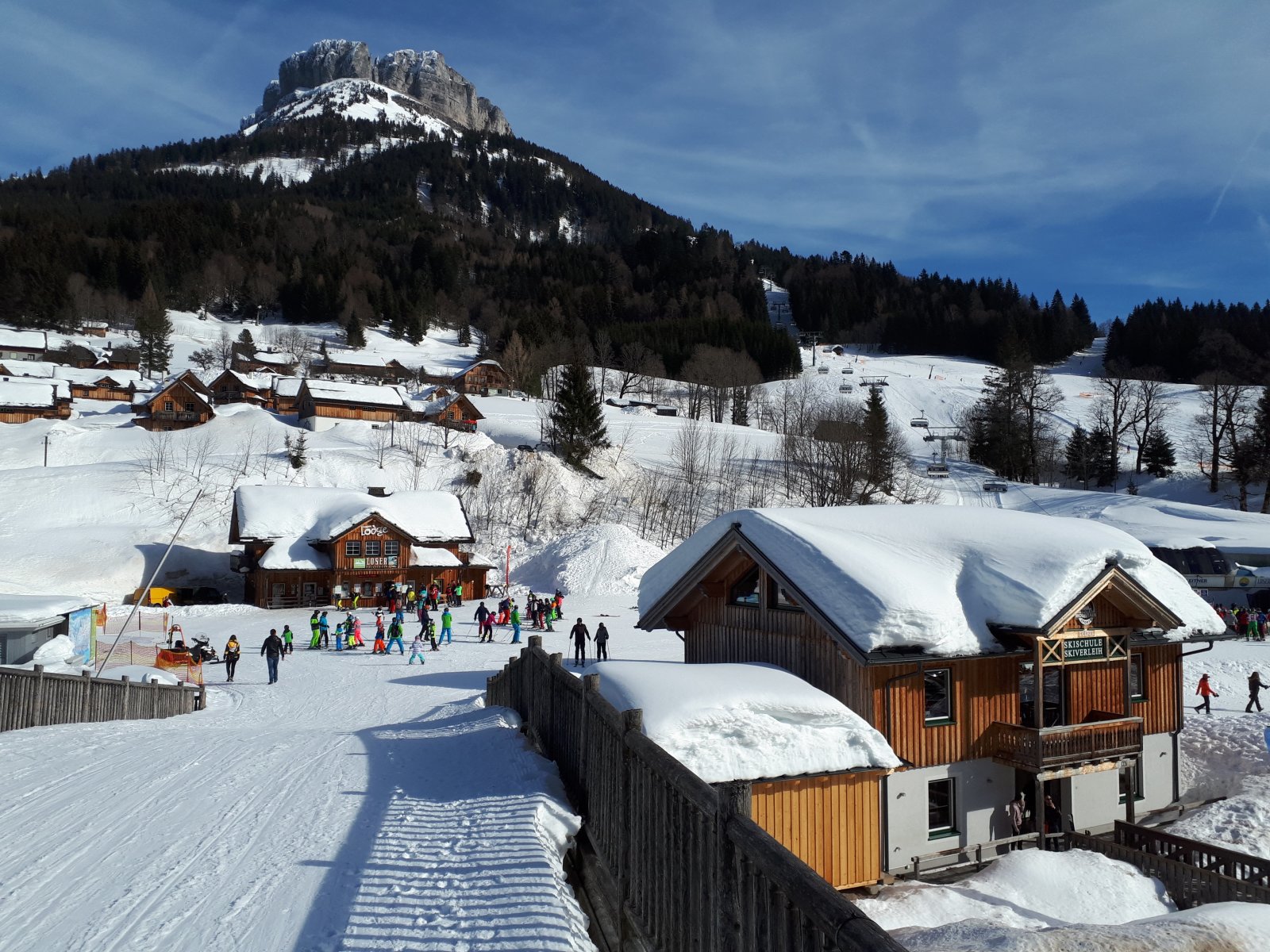 Háttérben a Loser jellegzetes sziklacsúcsa