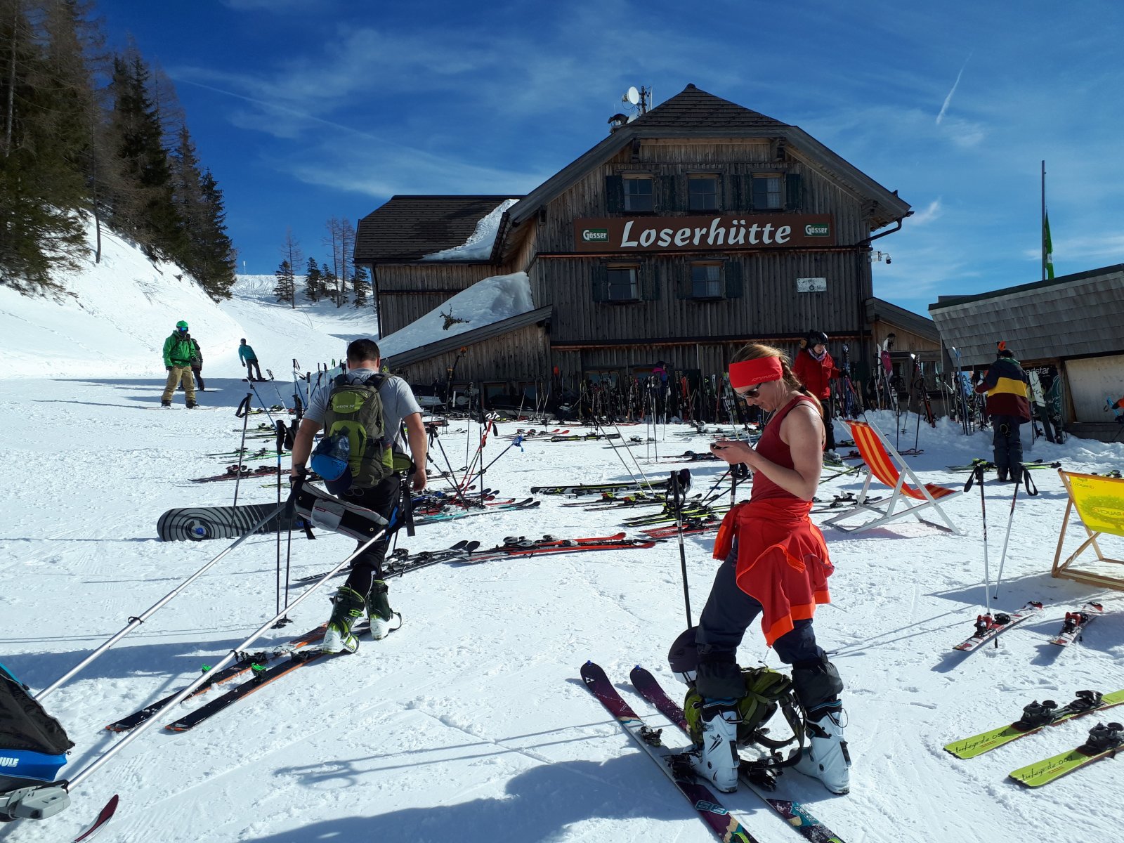 Sítúrázók érkeznek a Loserhüttébe.