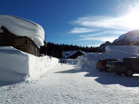 A Blaa Alm hütte felé sétálunk, hatalmas hófalak között