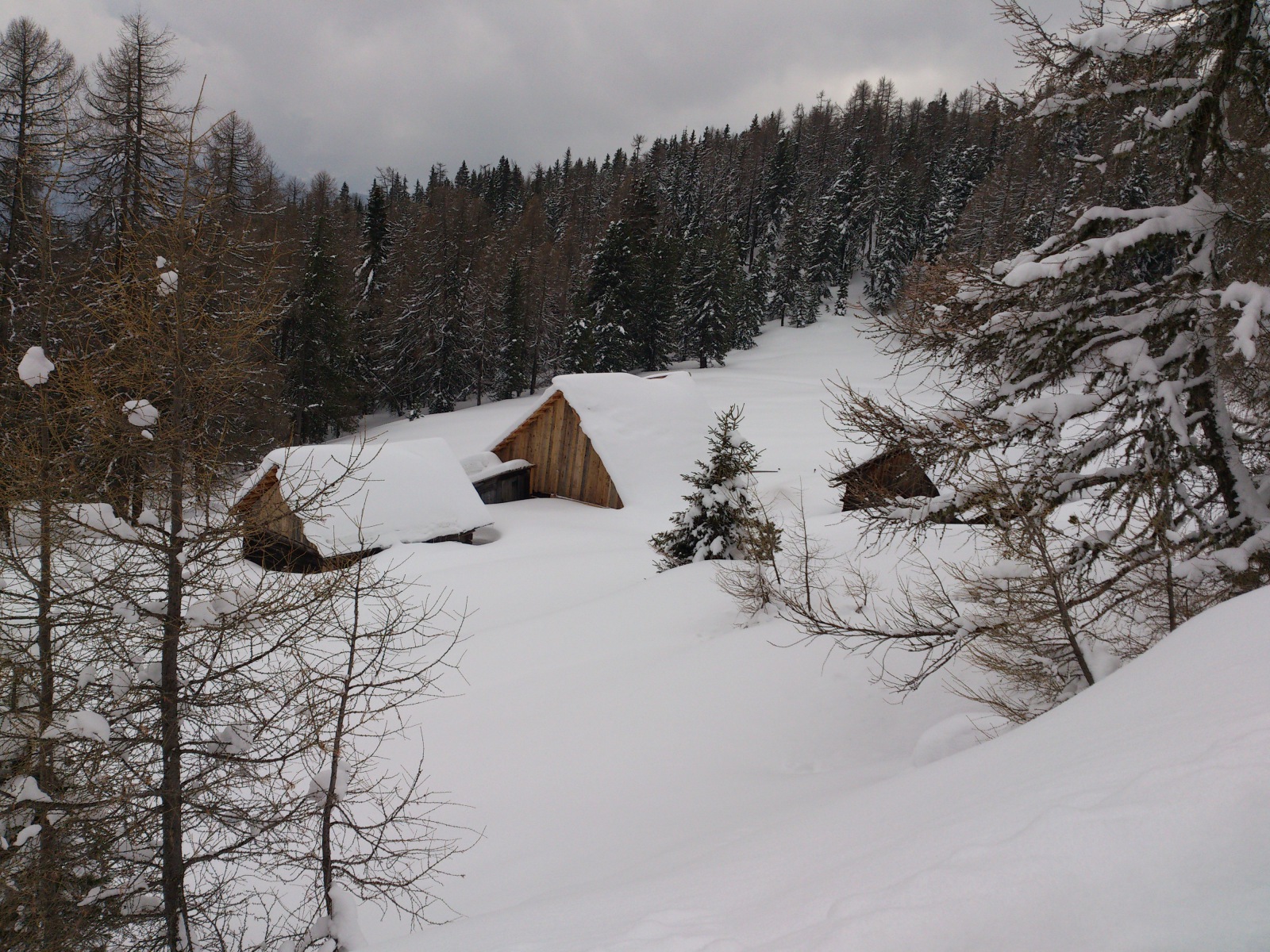 Háztetőig érő friss hó