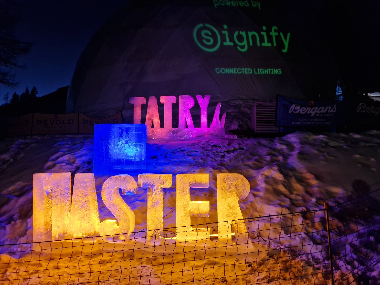 A január 18-19-i hétvégén rendezték a Tatry Ice Master eseményt, 50 tonna jégből faragtak jégszobrokat, amit egész télen meg lehet nézni. 