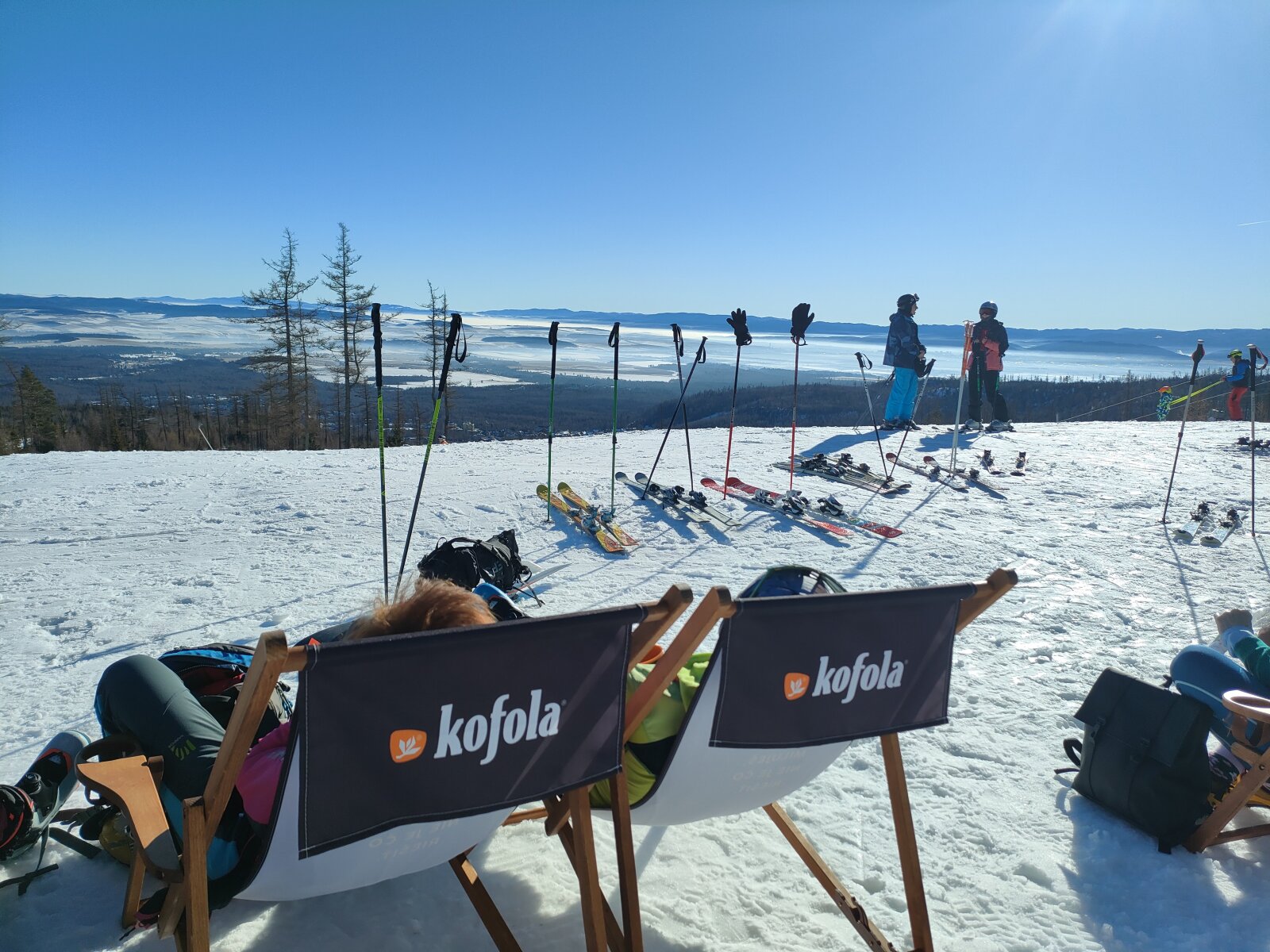 Kofola feliratú napozóágyakban és babzsákokban lehet lebzselni a középállomáson, a Retró büfé előtt