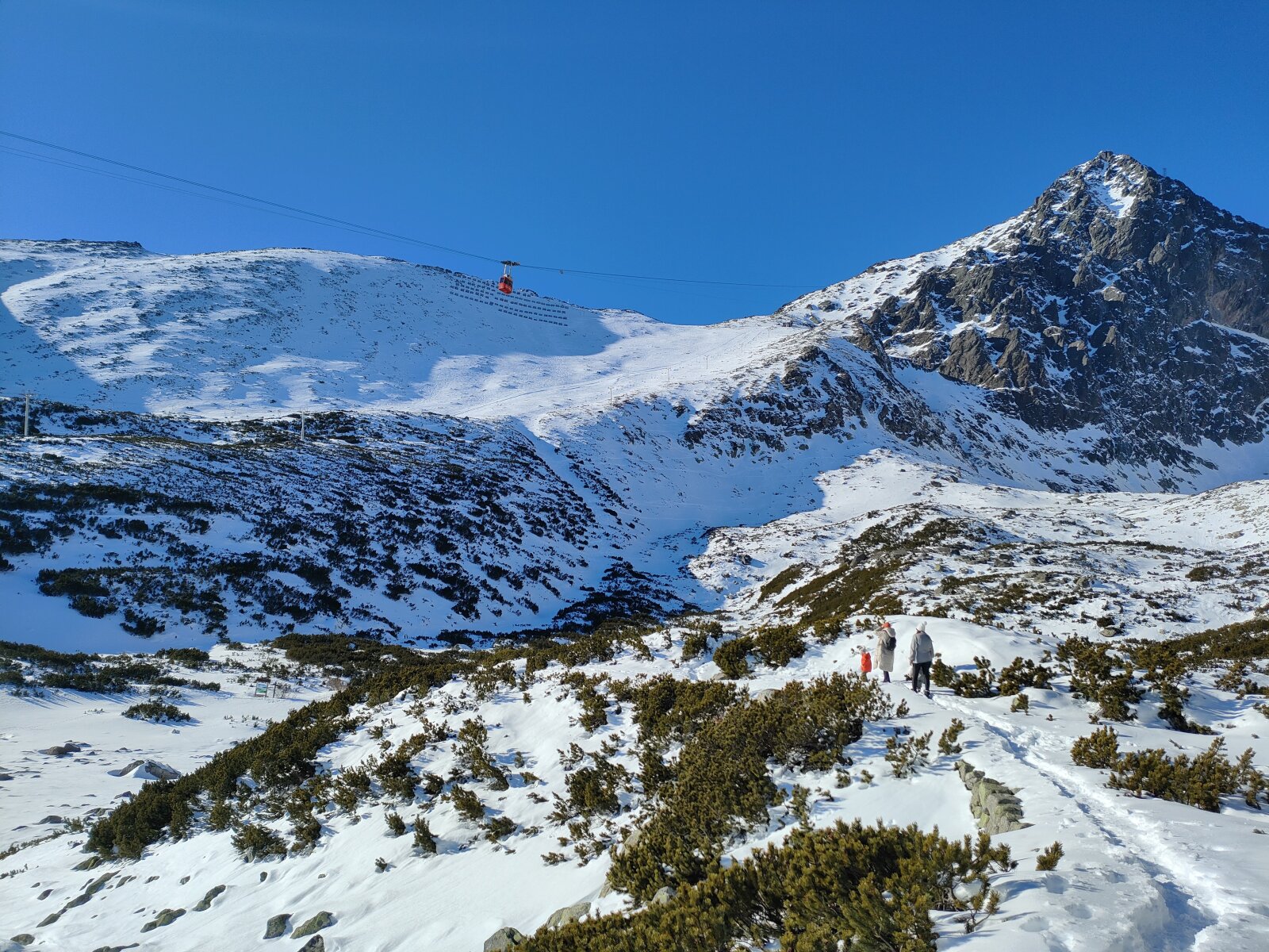 Az ikonikus kabinos lift, amivel a Lomnici-csúcsra lehet feljutni  