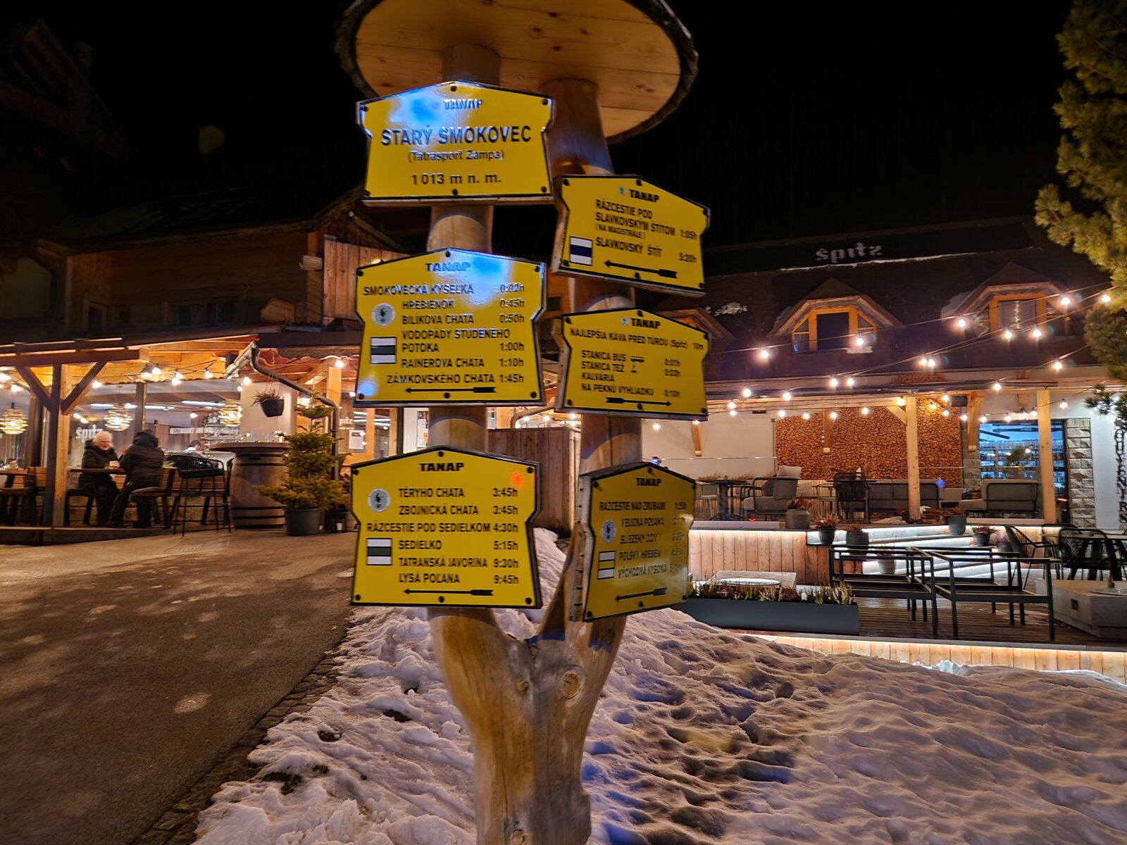 Túrautakat jelző tábla a Kékestető magasságában található Ótátrafüreden, a jelzések a Tátra Nemzeti Parkban egységesek