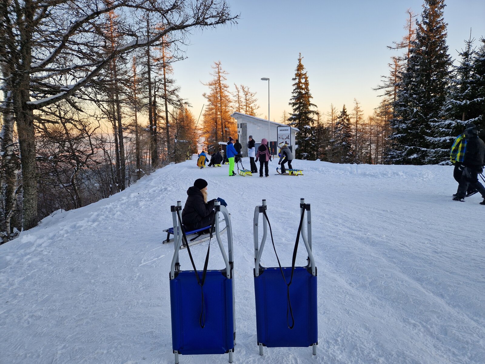 Innen indul a két és fél kilométer hosszú szánkópálya