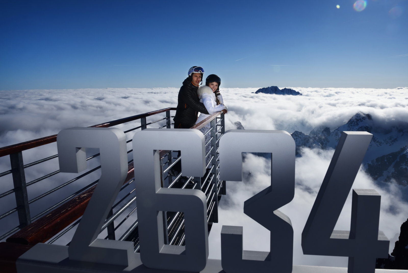 A Lomnici-csúcson épített kilátó 2634 m tengerszint feletti magasságban található.