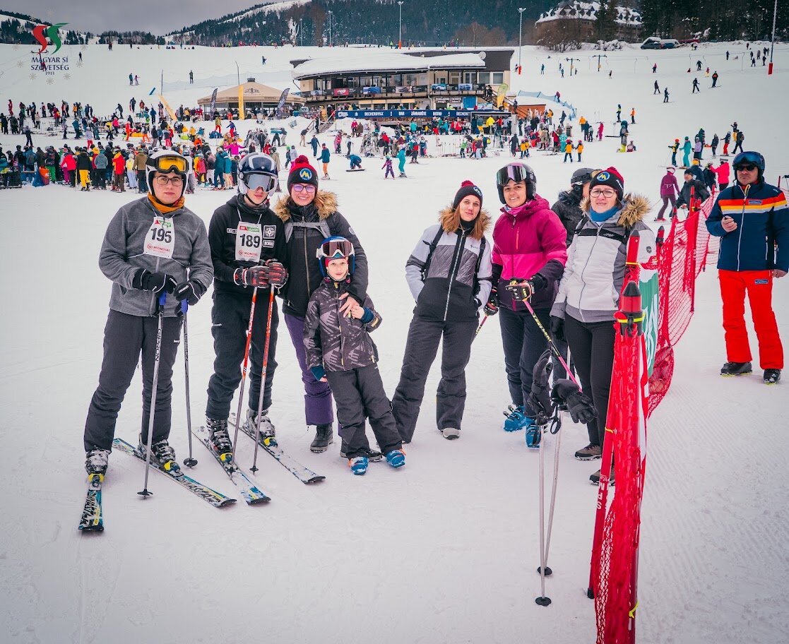 Nézőközönség a célnál