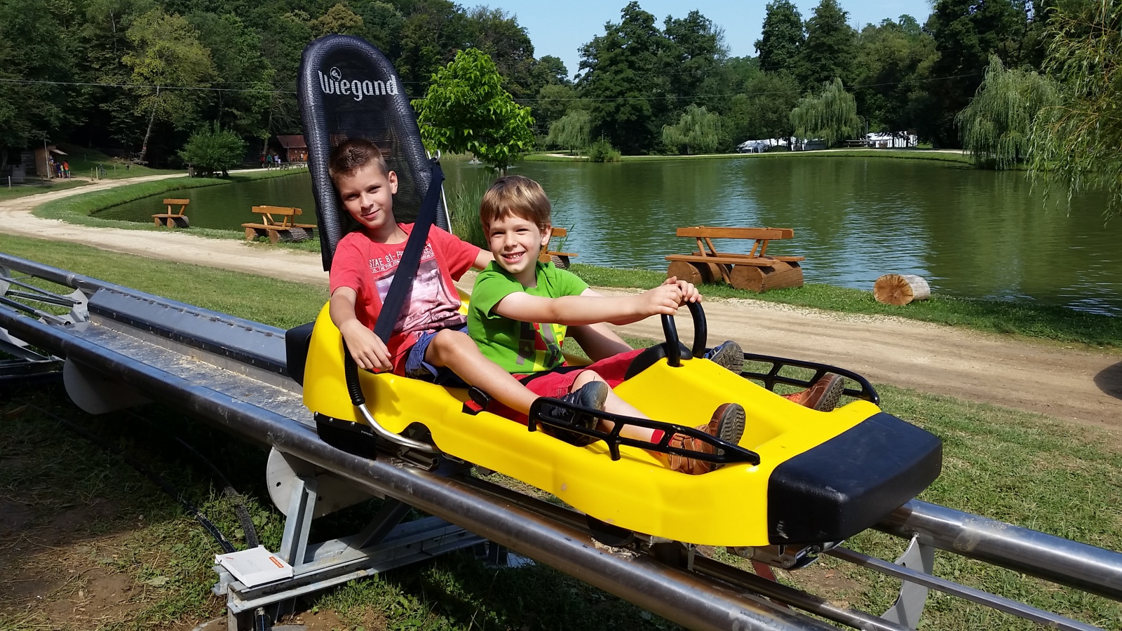 1000 méteres sínes bobpályája a kislődi Sobri Jóska Élményparkban (Bakony)