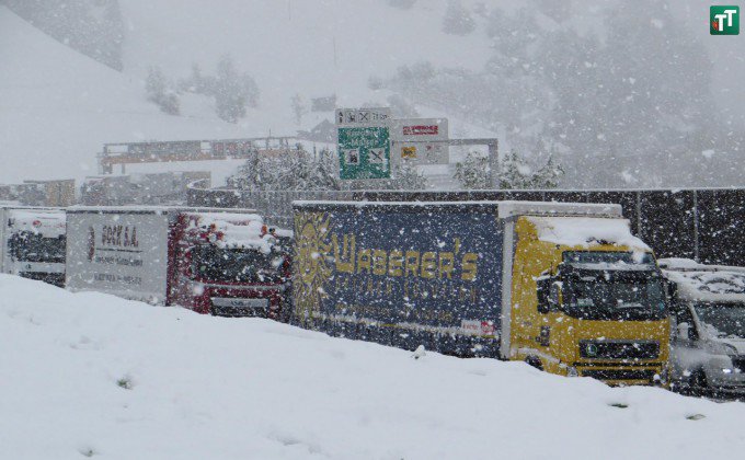 Kamionok a dugóban - Fotó: Zoom Tirol