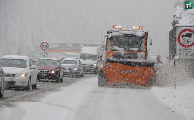 Havas autópálya Tirolban - Fotó: TT - Kattints a képre a nagyításhoz