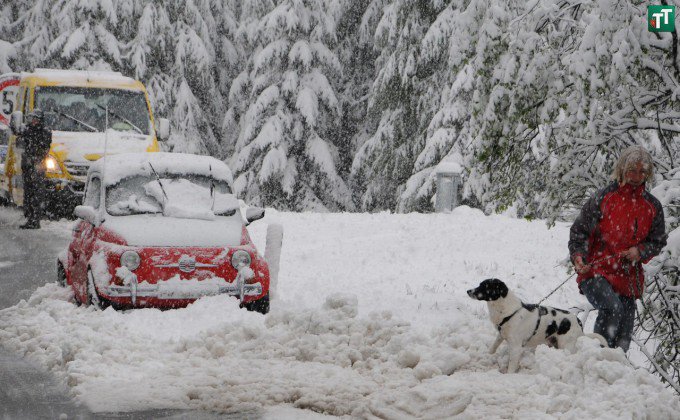 Sokan az út mellett hagyták az autókat - Fotó: Zoom Tirol - Kattints a képre a nagyításhoz