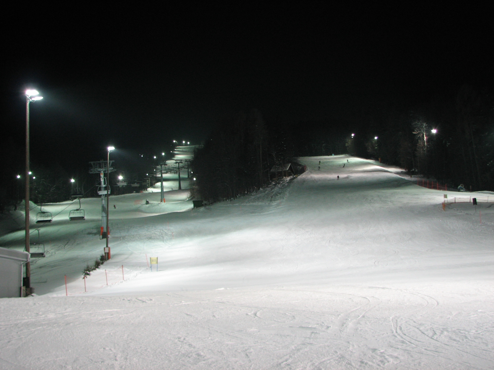 A Postela ülőlift pályái este