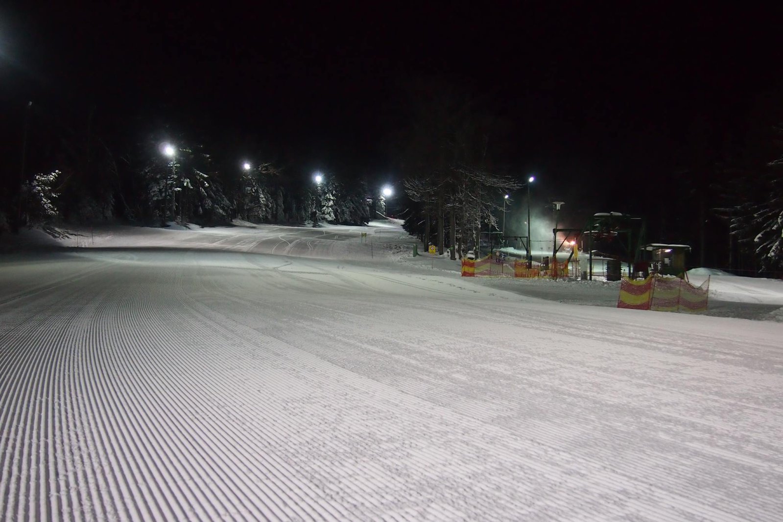 Esti síelés a villanyfénnyel megvilágított, 700 méter szintkülönbségű sípályán