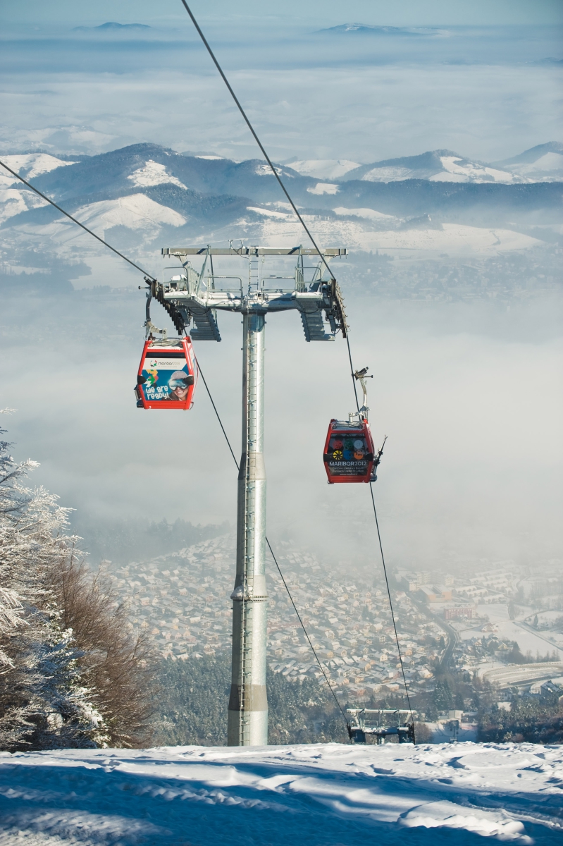 A modern kiskabinos lift segítségével mindössze 10 perc az út a hó birodalmába