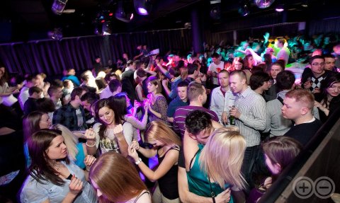 Pezsgő éjszakai élet Maribor belvárosában