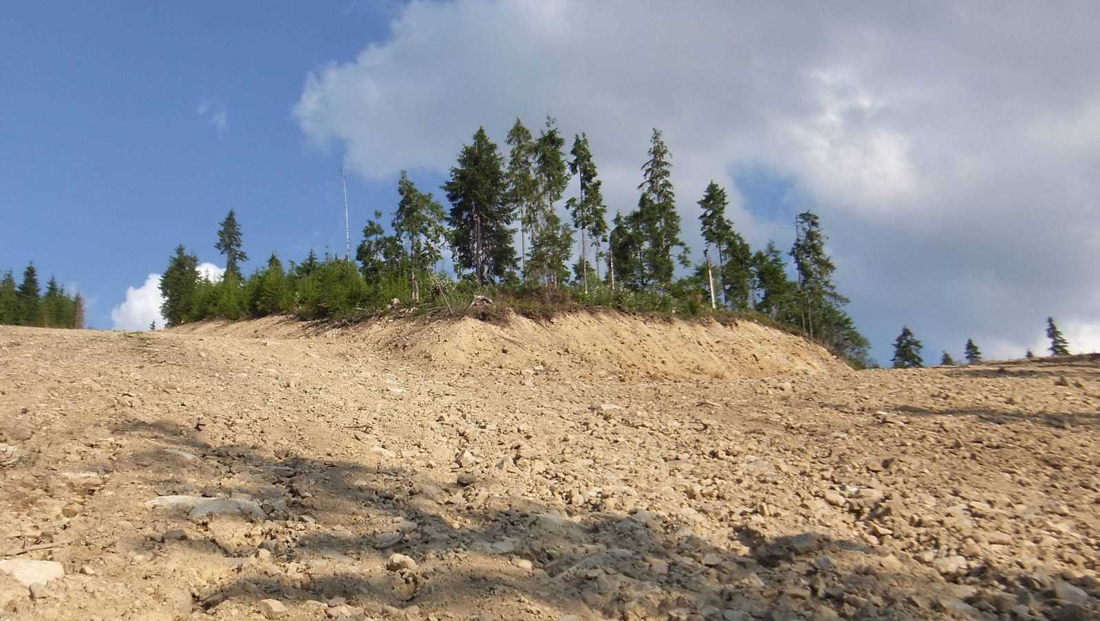 A jobboldali kék és a középső piros pálya találkozása