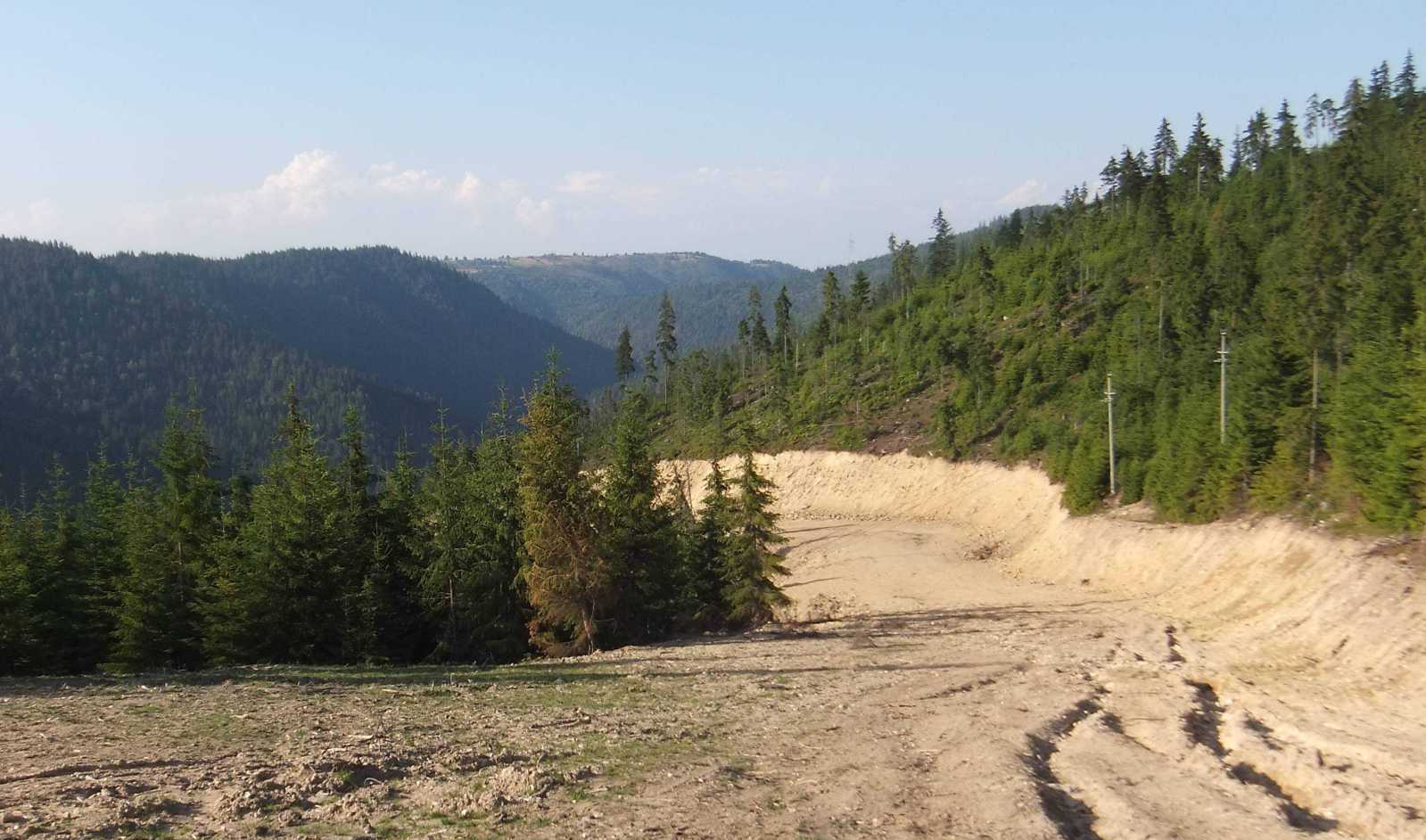 Kék pálya. Keresztezi a 20kv-os vezetéket