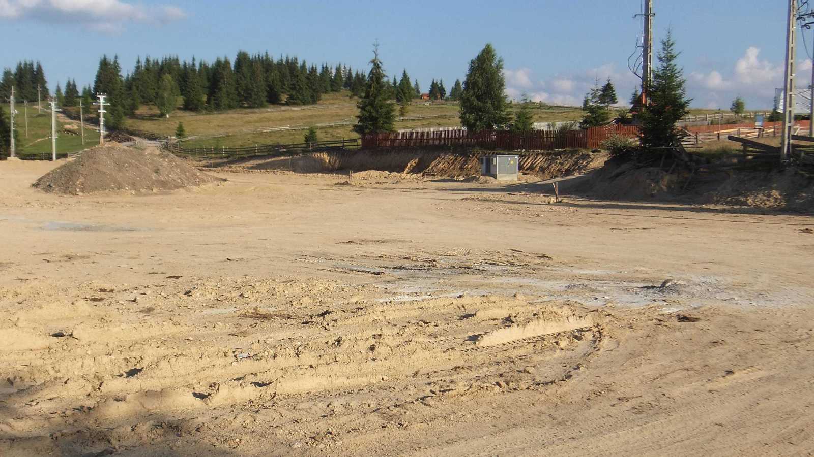 A felső parkoló, a faluban