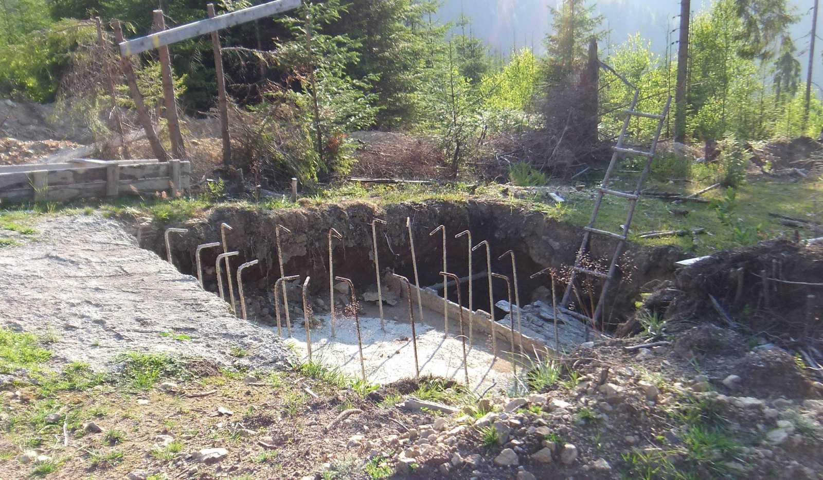 A felvonóból még csak ennyi van kész. Az oszlop alapja