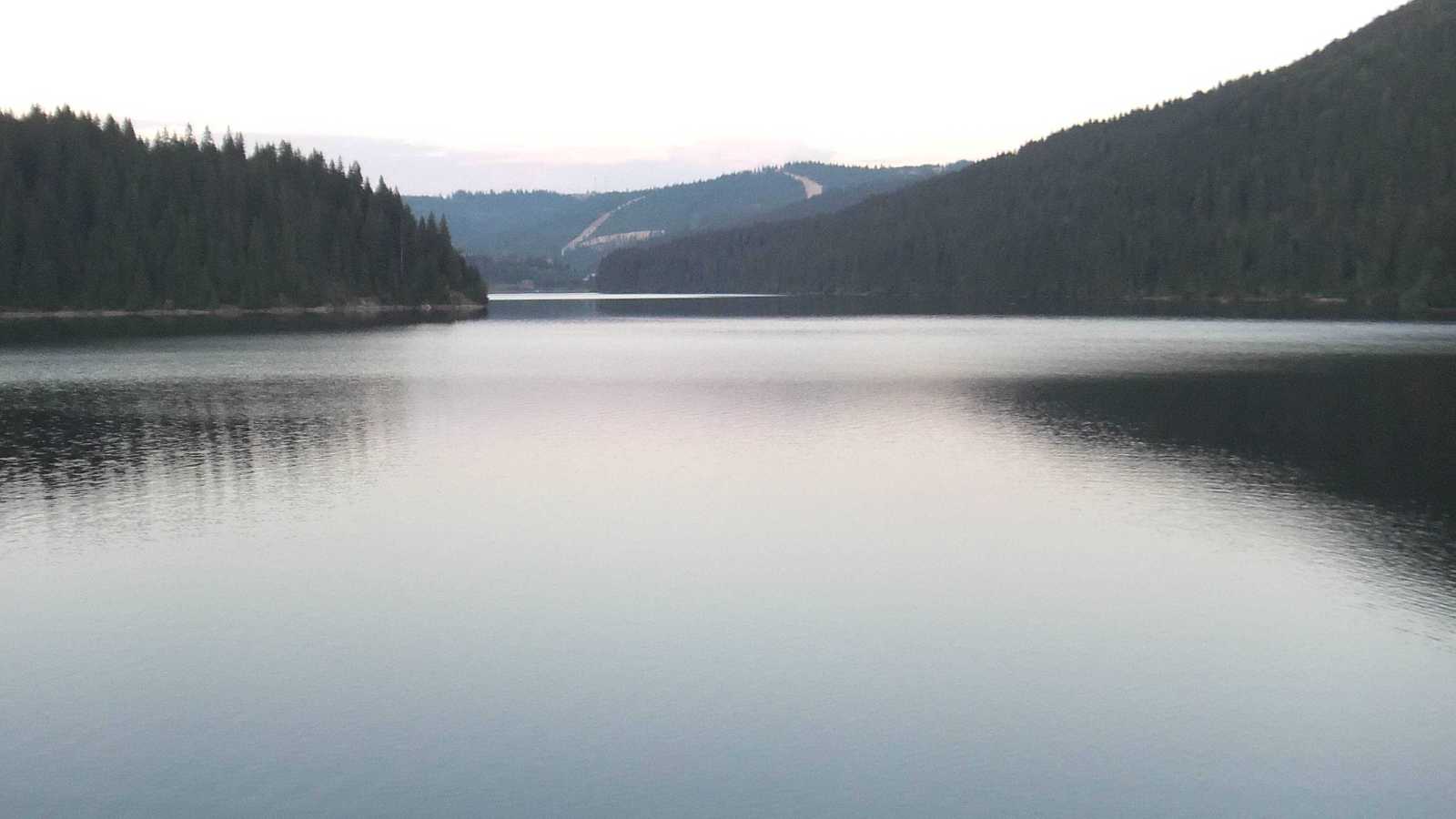 A pálya messzíről, a Belisi tóról
