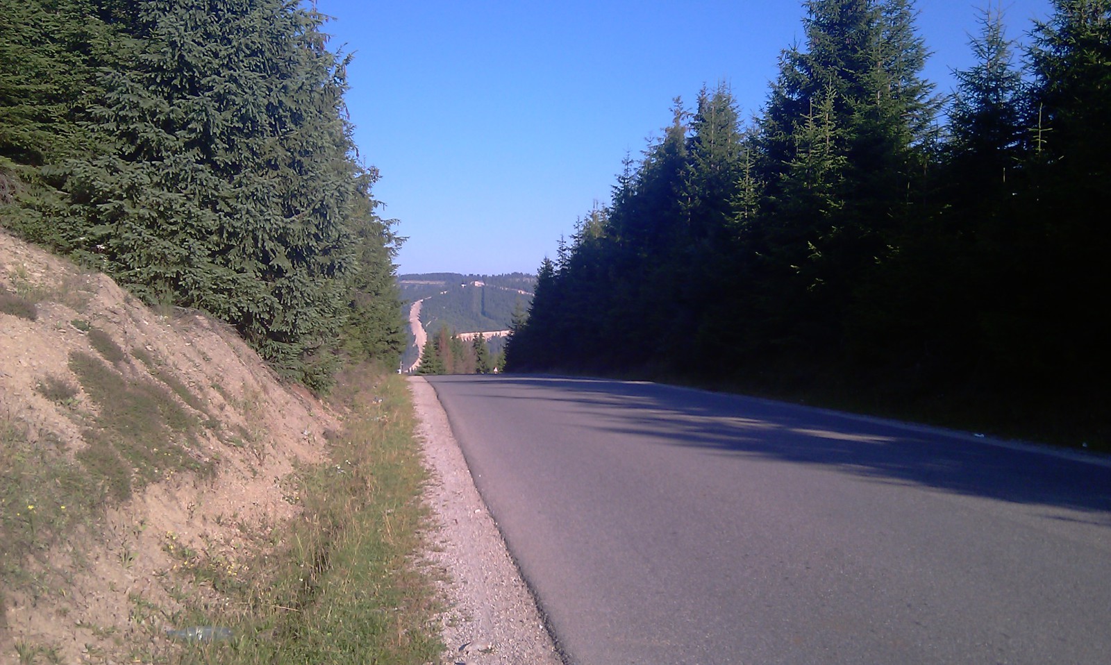 A főút, a gát felé