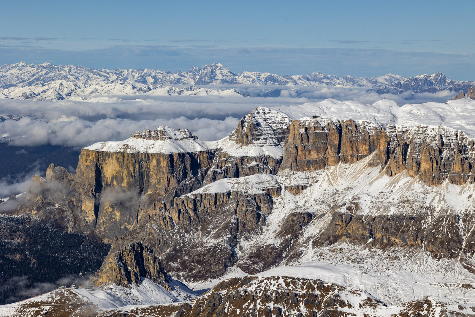 2025-Skiing-in-the-Dolomites-003.jpg