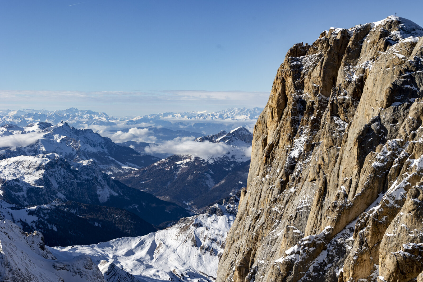 2025-Skiing-in-the-Dolomites-004.jpg