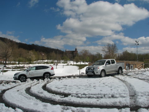 Háromfalu temploma a távolban
