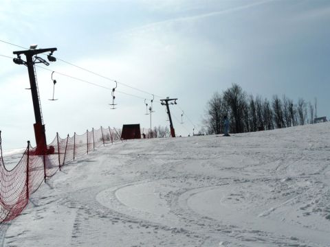 A 3-as piros pálya teteje, mellette a kis csákányos lift - Sípark Mátraszentistván