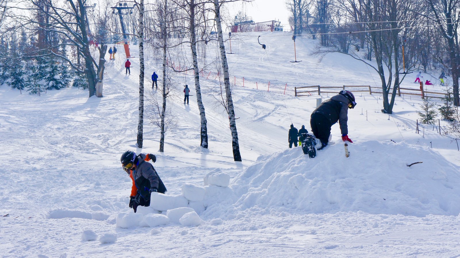 Idilli körülmények, iglu készül a Mátraszentistváni Síparkban. Húsvétig nyitva lesznek.