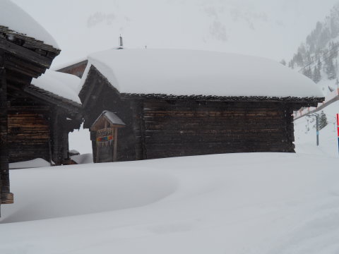 a faházak 70-80cm-es talapzaton állnak, ott volt annyi hó