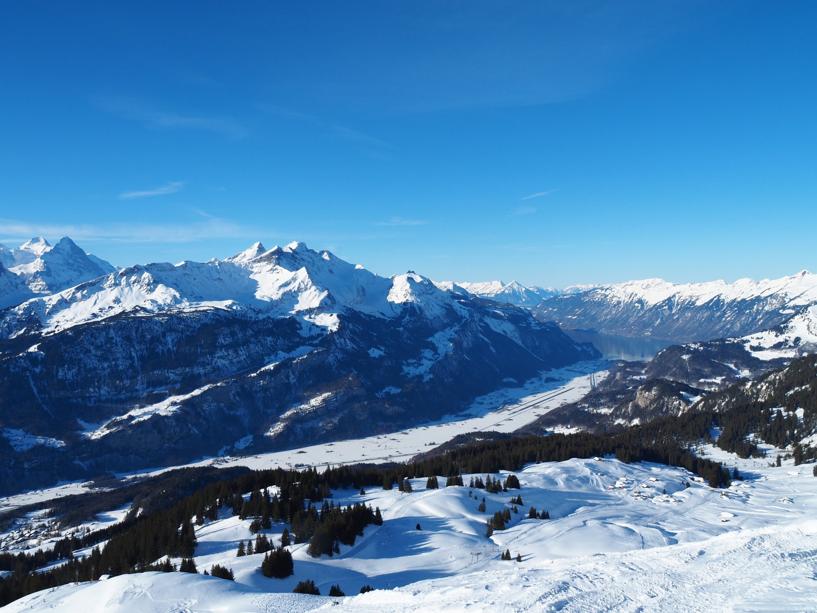Az Aare völgye, hátul a Brienzersee