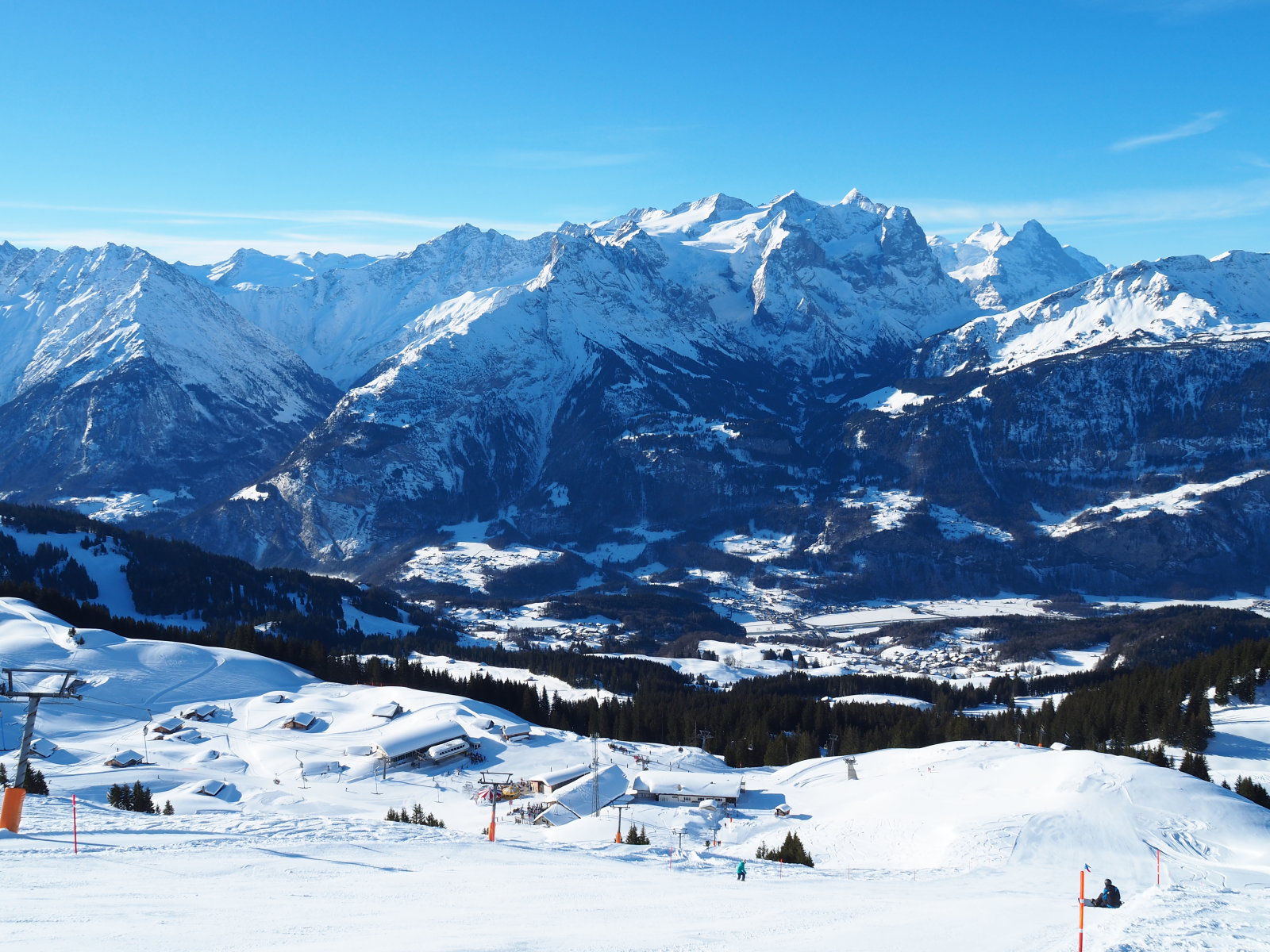 A völgyben Meiringen, szemben a négyezres hegyek