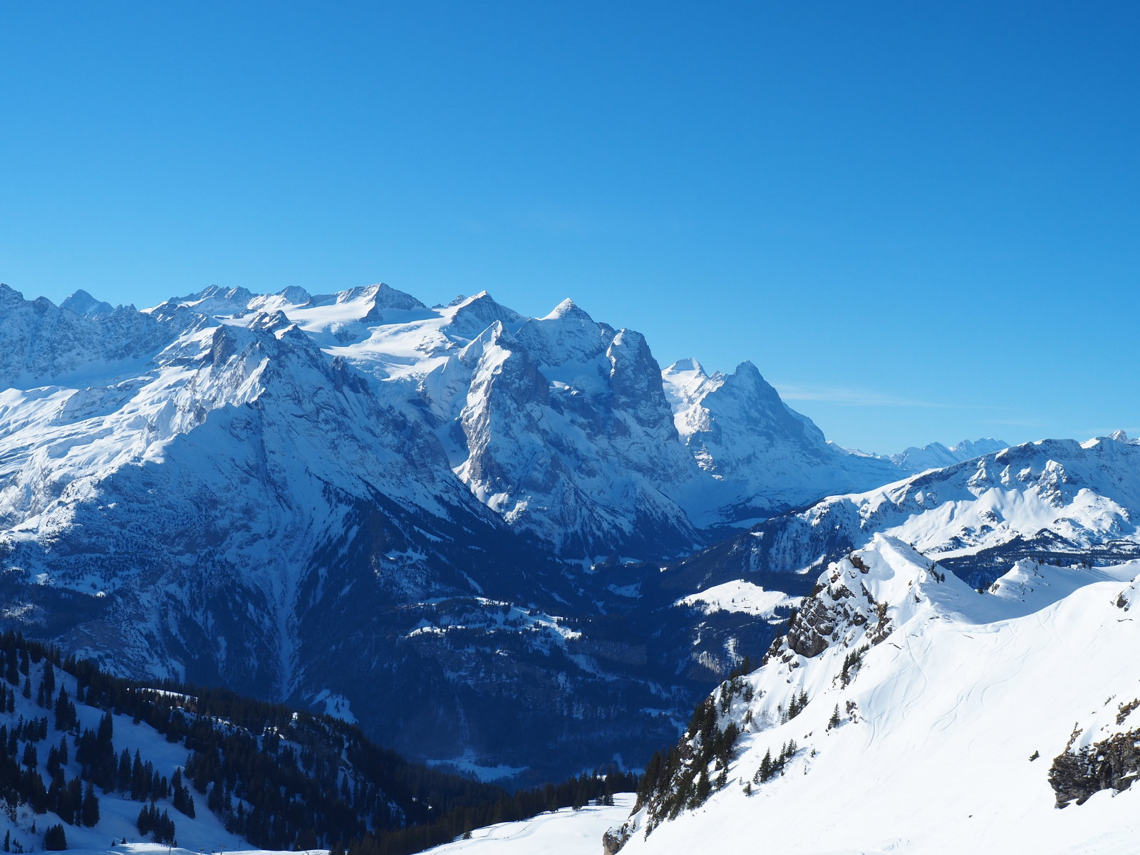 Eiger Nordwand mellette a Wetterhorn, illetve a Schreckhorn