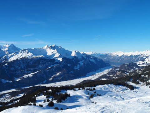 Az Aare völgye, hátul a Brienzersee