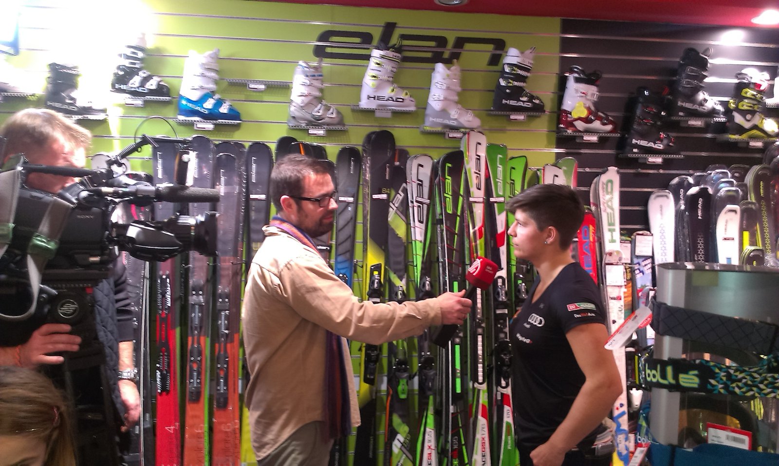 Televíziós interjúkat adott és válaszolt a Síelők.hu kérdéseire.