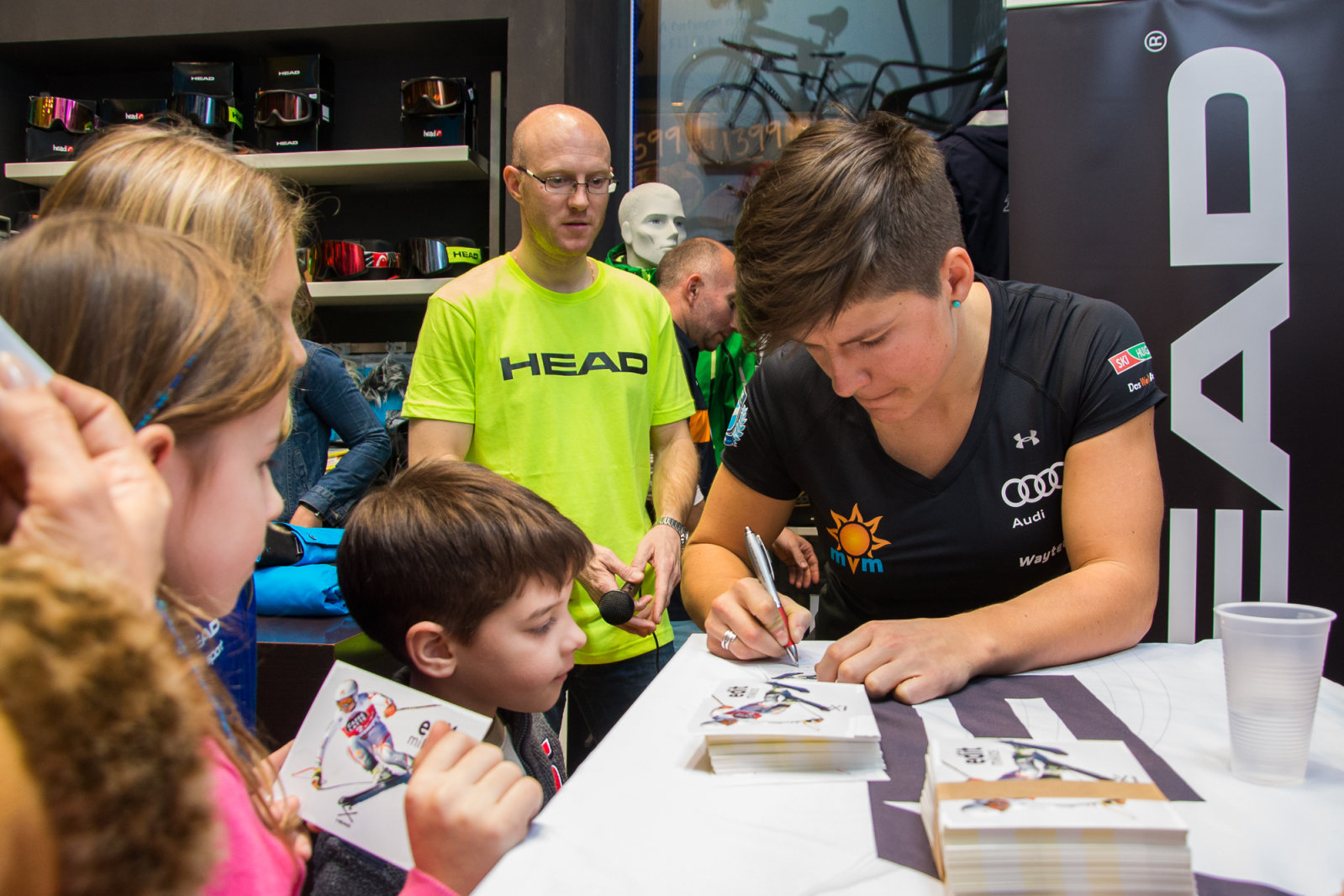 Fáradhatatlanul dedikált és válaszolt minden kérdésre